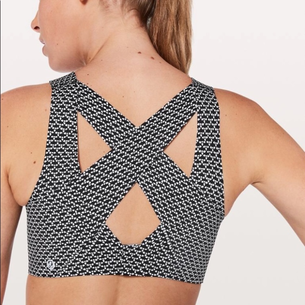 MONOCHROMATIC BLACK WHITE LULULEMON ENLITE SPORTS BRA. NEW WITHOUT TAGS